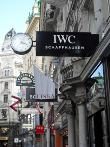 Laute Geschäftsmarken plazieren in der Innenstadt Wien